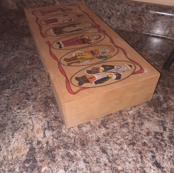 Brookstone Ornaments of Santa's past collection - Picture 5 of 16